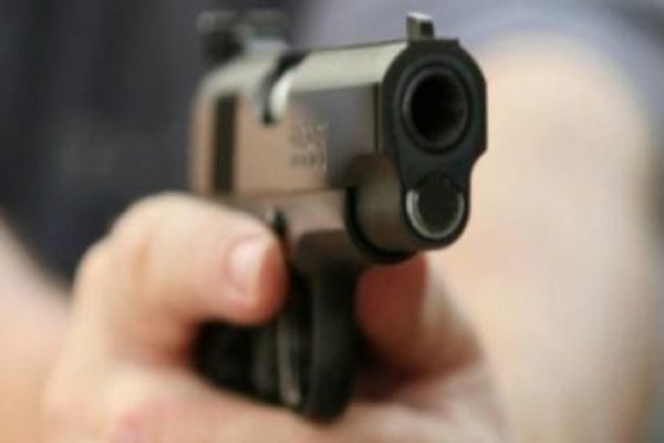 Incident șocant într-un liceu: elev împușcat în cap cu un pistol