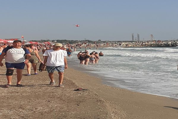 CAPCANE MORTALE PE LITORAL: CURENȚI ȘI GROPI LA ȚĂRM