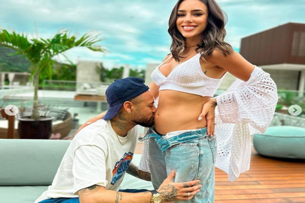 Neymar şi iubita sa au anunţat că vor avea un copil