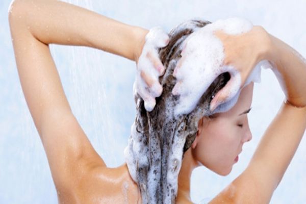 De ce NU este bine să te speli pe cap în Săptămâna Luminată. SUPERSTIȚIA pe care toți românii o ignoră