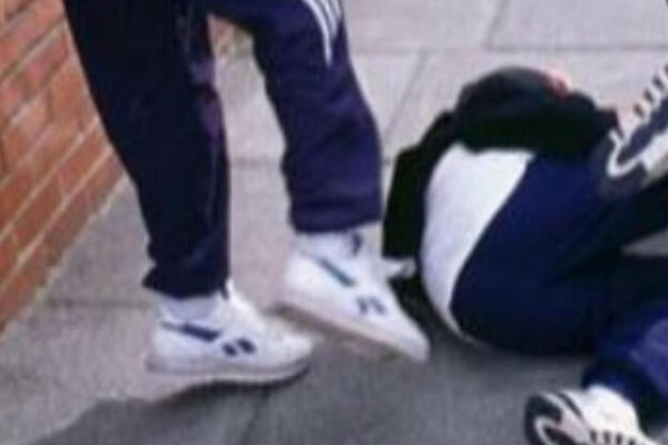 Împart celula după ce s-au bătut pe stradă