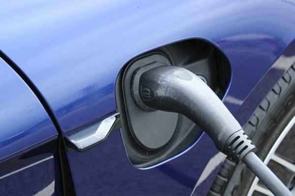 Ce mașini mai atrag interesul românilor. Electricele, pe val, diesel a scăzut sub 13% cotă de piață