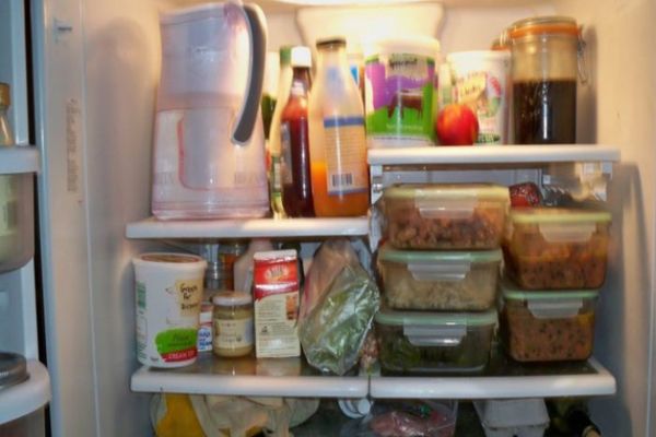 Ingredientele secrete care te scapă de MIROSUL URÂT din frigider! TRUCUL știut doar de gospodinele desăvârșite