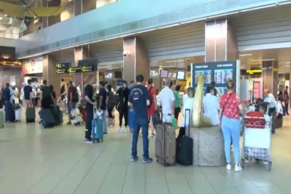 Numărul de pasageri pe aeroporturile Otopeni şi Băneasa, în creştere cu 38% în primele patru luni 