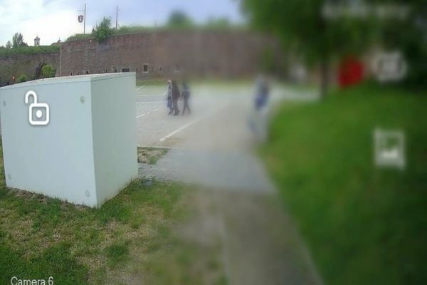 Vandali pe domeniul public: tineri din Alba, surprinși de camere în timp de „pictau” cu spray cu vopsea