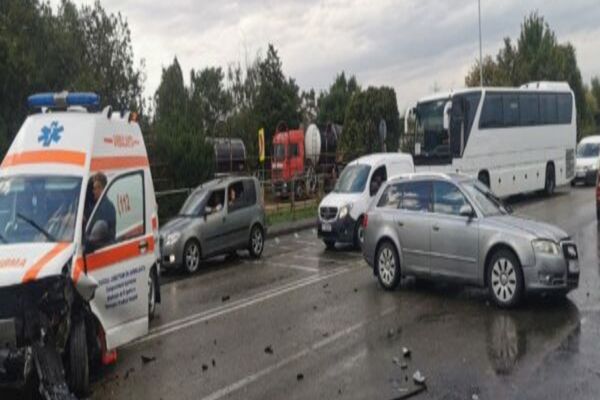 ACCIDENT în Alba Iulia- a fost implicată o ambulanță