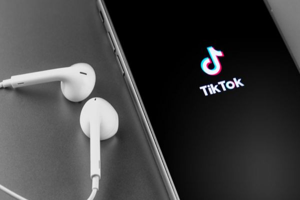 O minoră de 9 ani, victima unui viol după o conversație pe TikTok