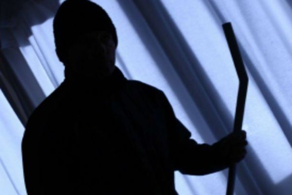 Un minor de 17 ani, cercetat penal după ce a intrat într-o casă și a furat un televizor și un motofierăstrău