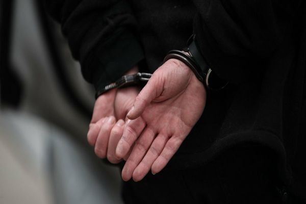 Reținut pentru violență în familie, amenințare și distrugere