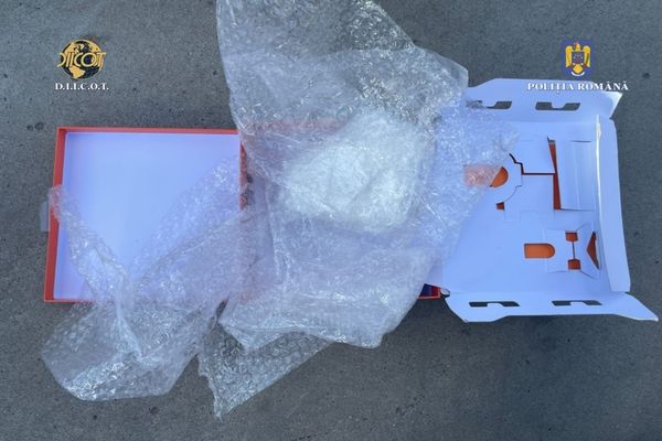 400 grame cocaină, într-un colet expediat din Franța. Traficantul, frins în flagrant