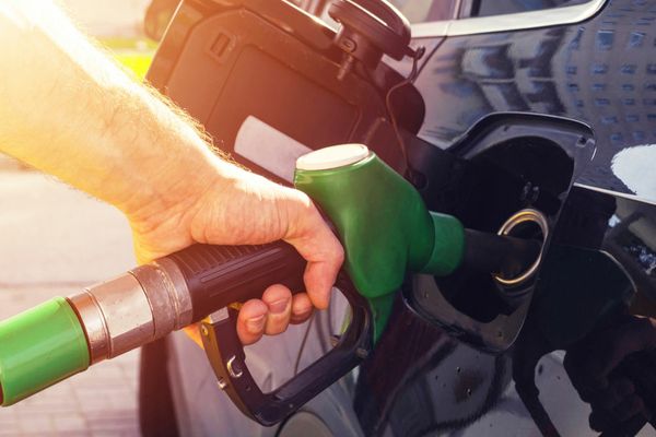 Ieftiniri masive ale carburanţilor. Motorina, mai ieftină decât benzina pentru prima dată în ultimii ani