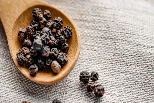 Obişnuia să ia 3 boabe de piper dimineaţa, pe stomacul gol. Nici nu-şi imagina ce efect urma să aibă