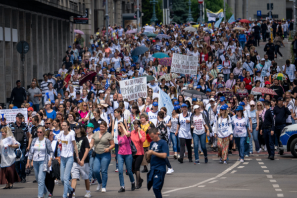 SINDICATELE CER O ÎNTÂLNIRE DE URGENȚĂ CU PREMIERUL ȘI AMENINȚĂ CU GREVA GENERALĂ LA NIVEL NAȚIONAL