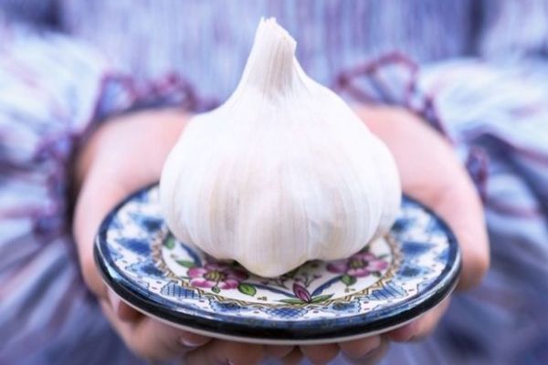 De ce să pui un cățel de usturoi în toaletă înainte să mergi la culcare