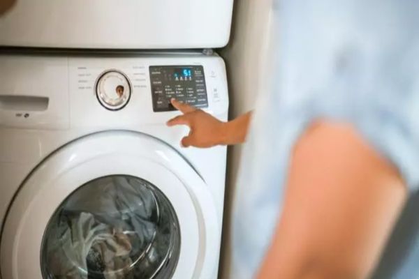 Motivul pentru care trebuie să pui o pungă de plastic, în mașina de spălat, când speli rufe. Vei rămâne uimit