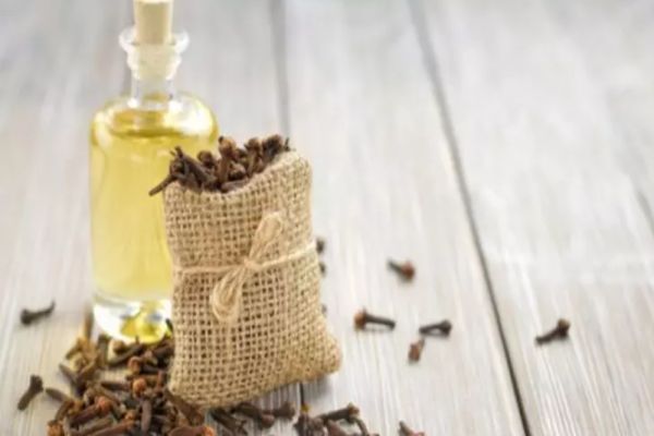 Condimentul pe care ar trebui să-l mesteci dimineața pe stomacul gol ca să ții afecțiunile departe