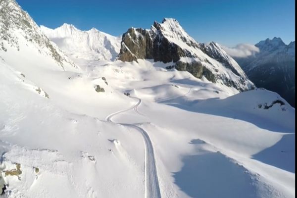 Operațiune de salvare extremă în munți! Bărbat recuperat de jandarmi după ce a rămas blocat în zăpada de peste un metru