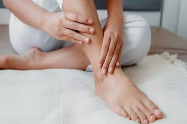 Vara, anotimpul picioarelor umflate. Cum scăpăm de această problemă simplu și natural