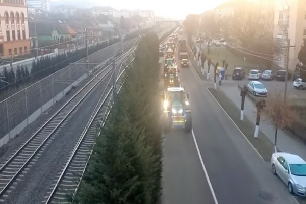 Fermierii din Alba se alătură protestelor începute de transportatori. O coloană de tractoare se îndreaptă spre Alba Iulia 
