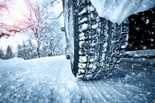 Șoferiță din Alba, amendată cu peste 1.800 de lei după ce a circulat pe autostradă cu anvelope de vară