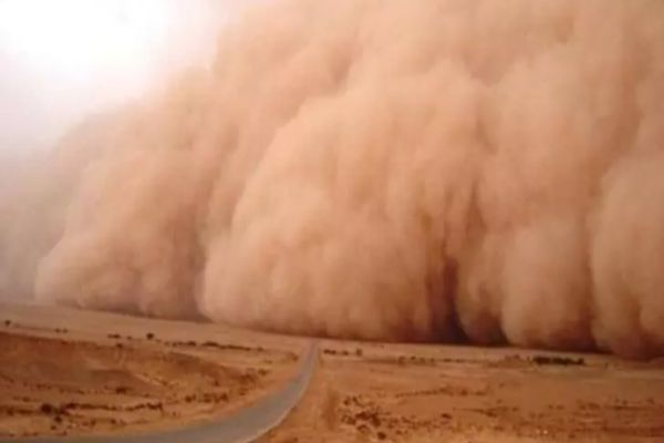 Praf saharian peste România. Zonele lovite de de ploi sângerii, murdare, și furtuni violente