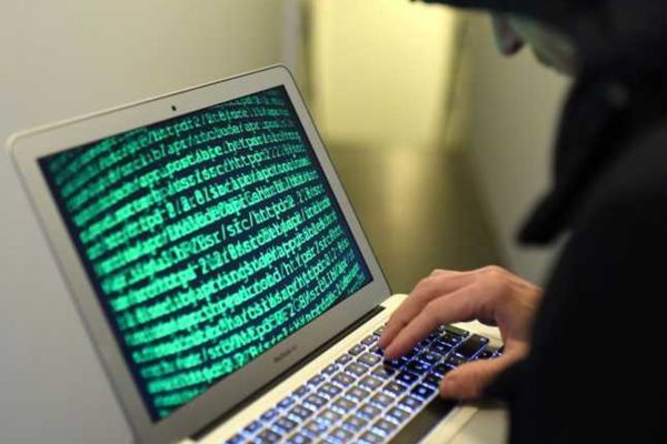 Avertismentul poliției: Un nou mod de înșelăciune, prin apeluri telefonice. Tehnologia prin care afișează numărul de telefon al instituțiilor de încredere