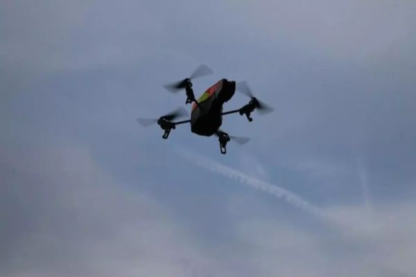 ATERIZĂRI AMÂNATE PE AEROPORTUL OTOPENI DIN CAUZA UNEI DRONE 