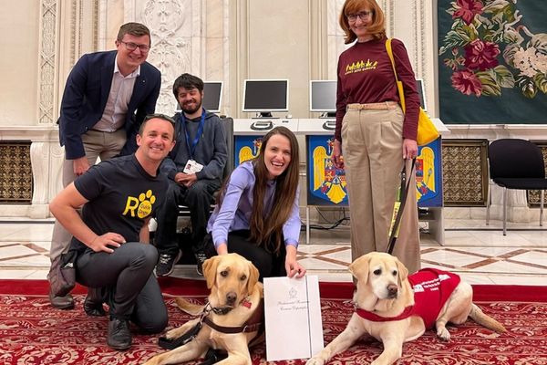 Câinii ghizi ai persoanelor nevăzătoare vor avea acces oriunde. Legea USR a fost aprobată de Parlament