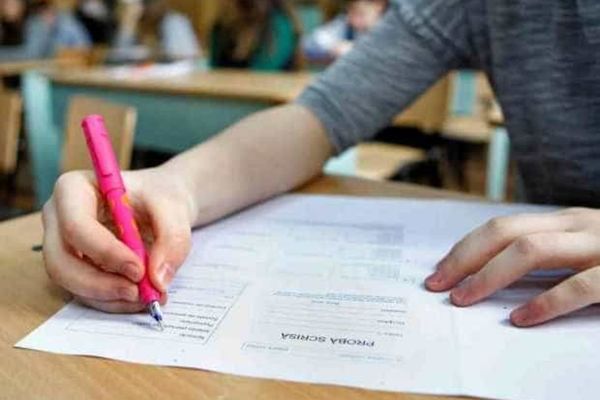 CINCI ELEVI, ELIMINAȚI PENTRU FRAUDĂ LA SIMULAREA EVALUĂRII NAȚIONALE. PREZENȚĂ DE 93% LA PROBA DE LIMBA ROMÂNĂ