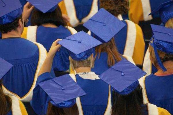 Cresc taxele de studii la universitățile de stat: cât vor plăti tinerii în plus