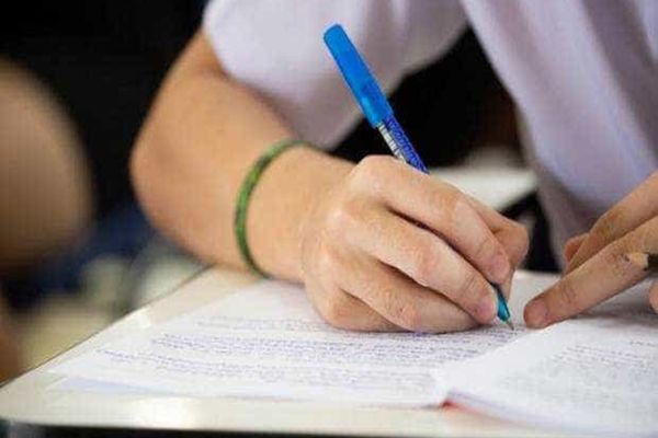 ELEVII DE CLASA A VIII-A SUSȚIN MARȚI PROBA LA MATEMATICĂ ÎN CADRUL SIMULĂRII EVALUĂRII NAȚIONALE