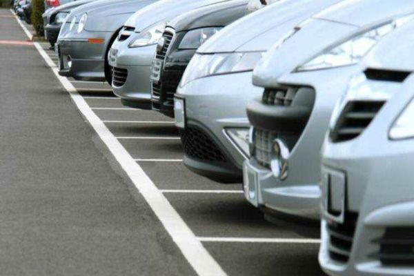 Ai voie să parchezi pe locul altcuiva, ziua? Ce spune legea și când riști amendă