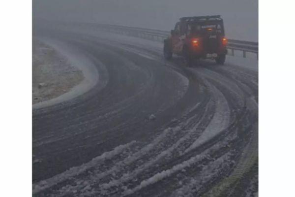 STRATUL DE ZĂPADĂ A AJUNS LA 5 CENTIMETRI PE TRANSALPINA