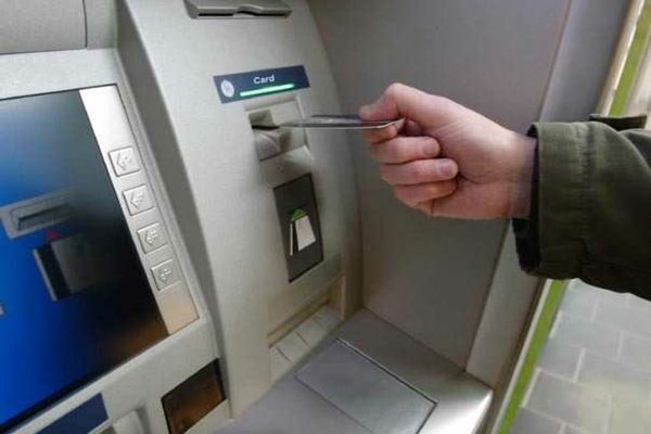 Noua metodă prin care hoții îți pot fura cardul la bancomat în câteva secunde. Totul se bazează pe distragerea atenției