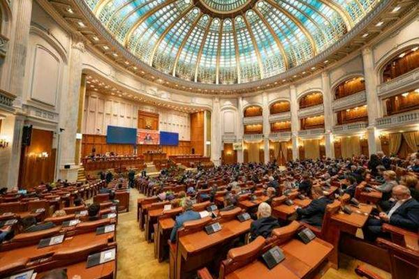 VIDEO SENAT: A ÎNCEPUT DEZBATEREA MOȚIUNII SIMPLE PRIVIND SISTEMUL DE PENSII