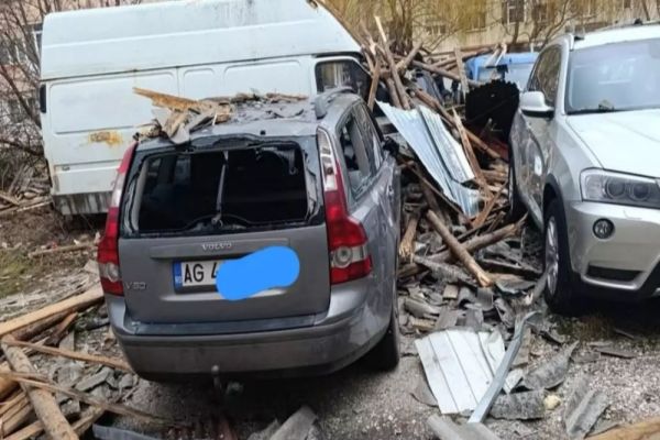 VÂNTUL PUTERNIC A FĂCUT RAVAGII ÎN ROMÂNIA. ACOPERIȘURI SMULSE ȘI MAȘINI AVARIATE