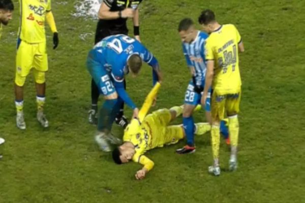 INCIDENT ȘOCANT LA MECIUL PETROLUL-UNIVERSITATEA CRAIOVA. FUNDAȘUL YOHAN ROCHE TRANSPORTAT DE URGENȚĂ LA SPITAL