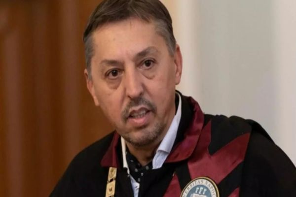 „BUTONUL ROȘU” DEVINE LEGE ÎN ȘCOLI. MECANISM NOU PENTRU SEMNALAREA PROBLEMELOR GRAVE DIN UNITĂȚILE DE ÎNVĂȚĂMÂNT