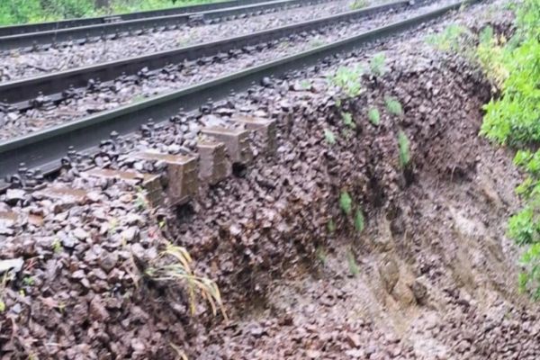 RESTRICȚII DE CIRCULAȚIE ȘI TRAFIC FEROVIAR PERTURBAT DIN CAUZA PLOILOR ABUNDENTE 