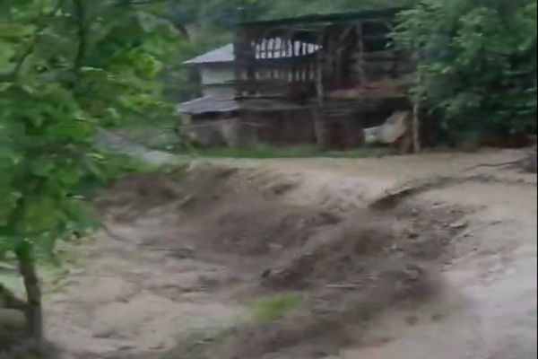 INHGA: RISC DE VIITURI ȘI INUNDAȚII ÎN 13 JUDEȚE DIN ROMÂNIA PÂNĂ SÂMBĂTĂ