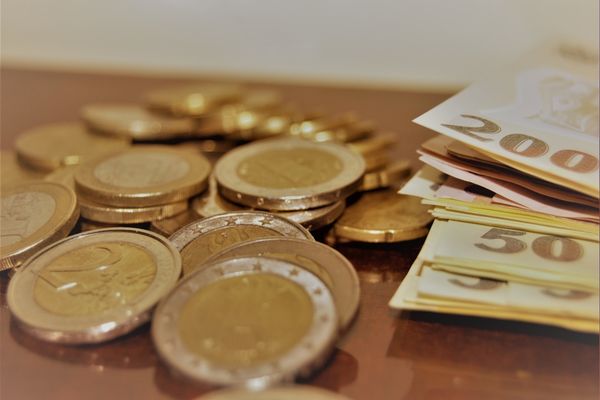 CONTINUĂ DEPRECIEREA LEULUI. PREŢUL UNUI GRAM DE AUR A ÎNREGISTRAT UN NOU MAXIM ISTORIC