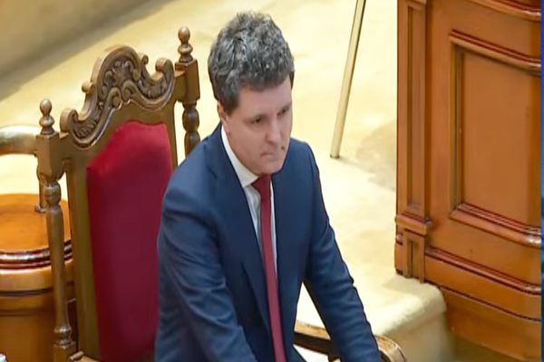 NICUȘOR DAN DEPUNE JURĂMÂNTUL ÎN FAȚA PARLAMENTULUI. PATRIARHUL DANIEL, MEMBRII AI CASEI REGALE ȘI TRAIAN BĂSESCU, PREZENȚI LA EVENIMENT