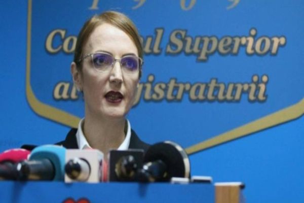 LIA SAVONEA ȘI ELENA COSTACHE REFUZĂ ÎNTÂLNIREA CONVOCATĂ DE MINISTRUL JUSTIȚIEI RADU MARINESCU, INVOCÂND „EXERCIȚII DE IMAGINE”, ÎN PLIN SCANDAL LEGAT DE PENSIILE SPECIALE