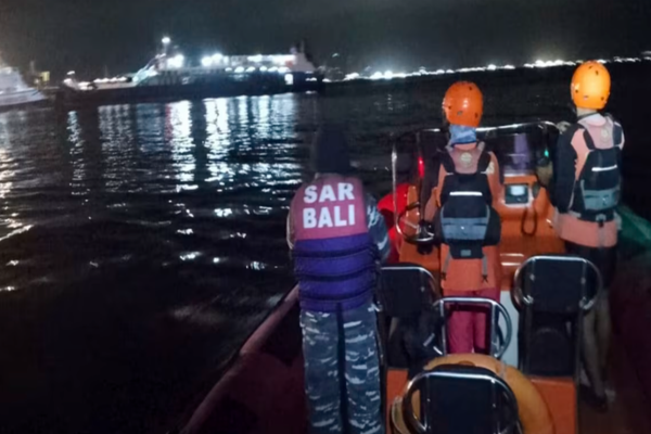 TRAGEDIE ÎN INDONEZIA. NAUFRAGIUL UNUI FERIBOT SPRE BALI S-A SOLDAT CU CEL PUȚIN PATRU MORȚI ȘI ZECI DE DISPĂRUȚI 