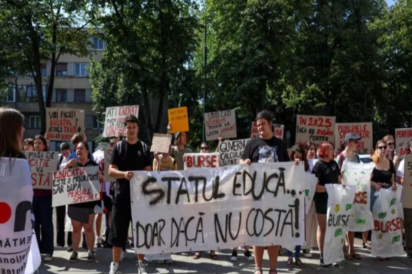 SINDICATELE DIN EDUCAȚIE ÎNCEP MIERCURI PROTESTELE ȘI CER DEMISIA MINISTRULUI DANIEL DAVID. GUVERNUL BOLOJAN, ACUZAT CĂ A CREAT O CRIZĂ FĂRĂ PRECEDENT ÎN SISTEM 