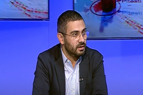 PACIENȚI LĂSAȚI ORE ÎN ȘIR ÎN SOARE, ÎN FAȚA DGASPC MEHEDINȚI. MINISTRUL MUNCII A DECLANȘAT CELULĂ DE CRIZĂ