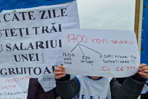ÎNGHEȚAREA SALARIILOR ÎI SCOATE PE PROFESORI ÎN STRADĂ: „NE-AU TĂIAT SPORURILE, NE-AU TĂIAT INDEMNIZAȚIILE”