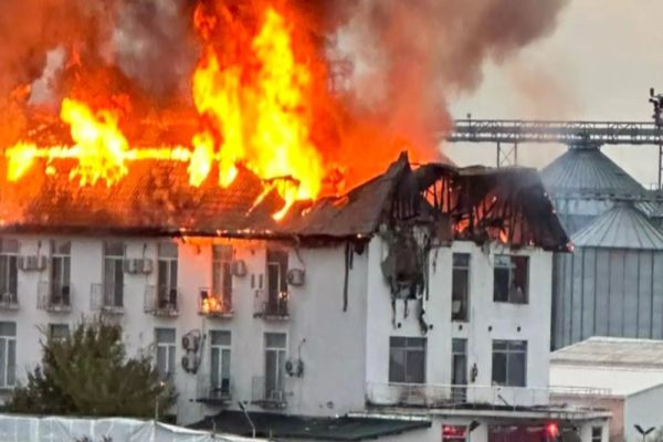 Tragedie uriașă în Hong Kong: 159 de morți în incendiul din zgârie-nori. Poliția a arestat 15 suspecți