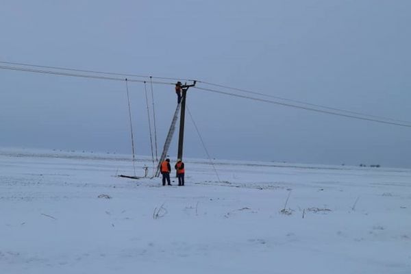 Vijelii puternice în sudul județului Brașov: acoperișuri avariate, copaci doborâți și fire electrice afectate