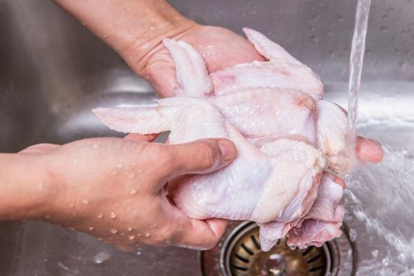 Cum trebuie să decongelezi corect carnea pentru a nu o altera. 3 metode recomandate de specialiști